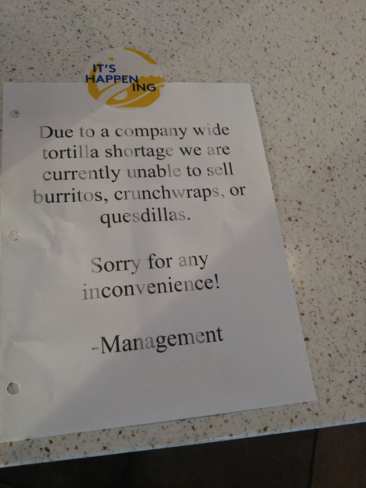 미국 미시건주(州)의 한 타코벨 매장에 내붙은 부리또와 퀘사디아를 판매하지 못해 죄송하다는 내용의 사과문 /트위터 캡쳐