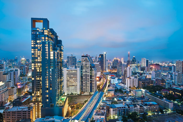고층 건물이 몰려 있는 태국 방콕 시내 야경은 더위를 잊게 한다. 나나역과 닿아 있는 하얏트 리젠시 스쿰빗의 루프탑 바에서 바라본 전경. / 하얏트 리젠시