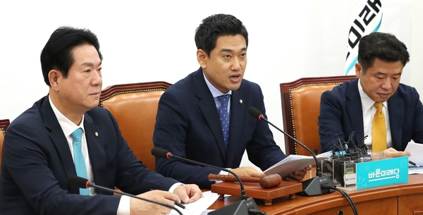 바른미래당 오신환 원내대표(가운데)가 9일 오전 국회에서 열린 원내대책회의에서 발언하고 있다./연합뉴스