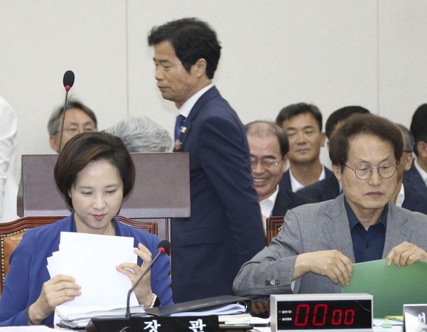 국회 교육위원회는 지난 6월 26일 오후 유은혜 사회부총리 겸 교육부 장관과 조희연 서울교육감, 김승환 전북교육감 등이 출석한 가운데 전체회의를 열었다. 김승환 전북교육감이 유은혜 장관 뒤로 지나 회의에 출석하고 있다./조선DB