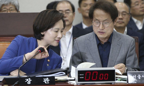 유은혜 부총리 겸 교육부 장관과 조희연 서울교육감이 지난달 26일 오후 국회 교육위원회 전체회의에서 이야기를 나누고 있다. / 연합뉴스