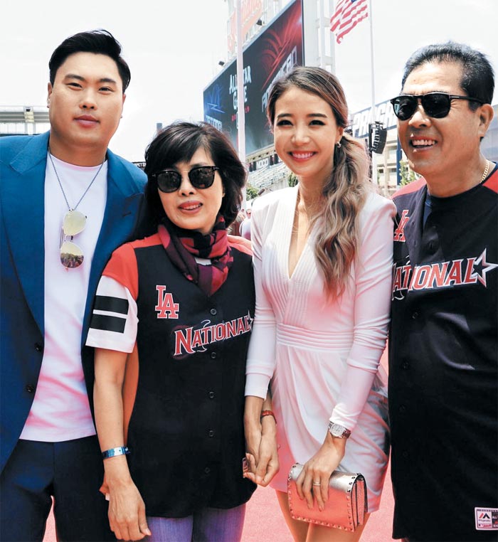 가족과 레드카펫 기념사진 - 류현진이 10일 올스타전 경기가 열리기 전 레드카펫 이벤트에 가족과 참석해 포즈를 취했다. 왼쪽부터 류현진, 어머니 박승순씨, 아내 배지현씨, 아버지 류재천씨. /LA다저스 트위터