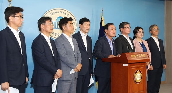 더불어민주당과 민주평화당 소속 정무위원들이 15일 국회 기자회견장에서 정무위 회의 파행에 대한 입장을 밝히고 있다. /연합뉴스