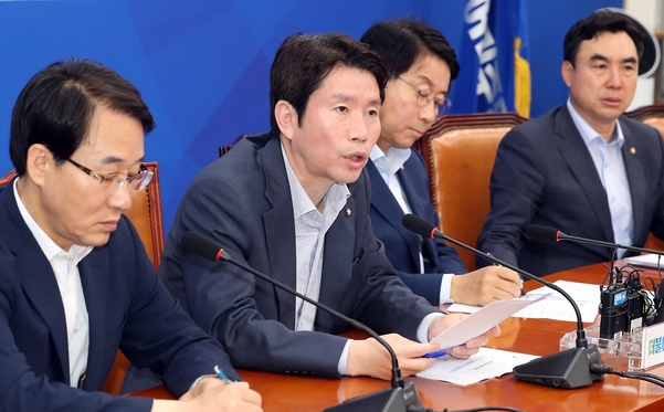 더불어민주당 이인영(왼쪽에서 둘째) 원내대표가 16일 원내대책회의에서 발언하고 있다./뉴시스
