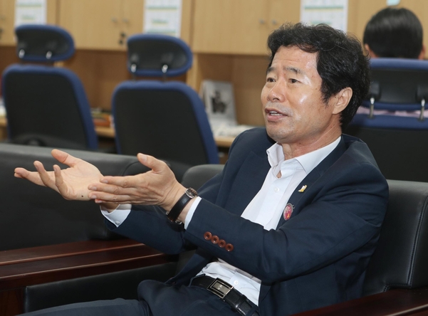 김승환 전북교육감이 지난 16일 오전 전북교육청 기자실에서 기자간담회를 열고 상산고의 자사고 지정 취소에 대해 설명하고 있다./ 연합뉴스