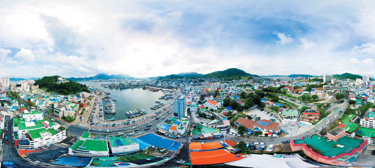 경남 통영 출신 소설가 박경리는 통영의 문화 자산을 두고 “모를 부어놓은 것처럼 많다”고 했다. 한 해 관광객이 100만명이나 줄어든 경남 통영은 통영만의 전통 자산을 발굴해 관광객을 다시 모으려 한다. 사진은 지난 2017년 360도 카메라로 촬영한 통영시 전경. 통영시는 남망산 조각공원(사진 왼쪽) 일대에 야간 조명을 달아 밤도 아름다운 도시로 만들고 있다. /통영시