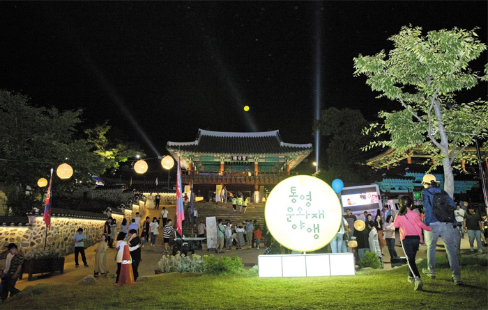 지난 6월 8일 오후 10시쯤 통영시 수군삼도통제영에서 열린 ‘통영 문화재 야행’ 행사에서 관광객들이 야경을 즐기고 있다. 이틀 행사에 2만명이 찾았다. /통영시