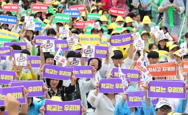 21일 오후 서울 광화문광장에서 열린 서울시 자율형 사립고(자사고) 학부모 연합회 주최의 ‘청소년 가족문화 축제 한마당’에서 참석자들이 자사고 폐지 정책 철회를 촉구하고 있다. /연합뉴스