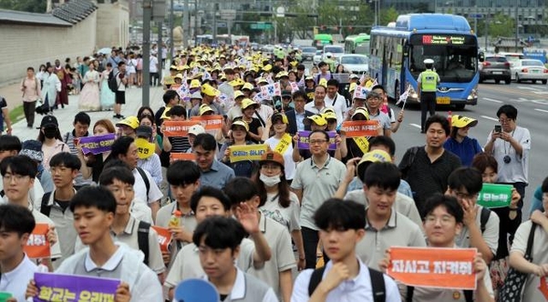 서울 지역 8개 자율형사립고에 대한 교육청의 청문을 하루 앞둔 21일 서울 광화문 광장에서 열린 서울 자사고 학부모 연합회 집회에 참석한 자사고 학생, 학부모 등 관계자들이 청와대 방향으로 행진하고 있다. /연합뉴스