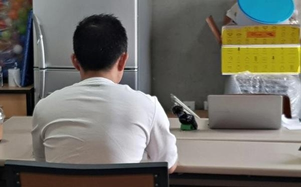 지난달 17일 제주시의 한 카페 사무실에서 언론 인터뷰에 나선 고유정 현 남편 A씨. /권오은 기자