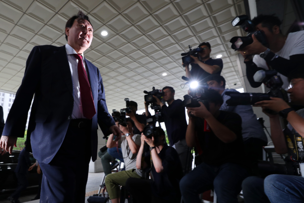 윤석열 신임 검찰총장이 25일 취임식이 열리는 서울 서초구 대검찰청에 도착해 건물로 들어서고 있다./연합뉴스