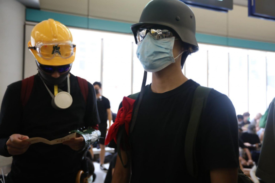 27일 홍콩 북서부 신계 지역의 위안랑 전철역 인근에서 ‘백색테러’ 규탄 시위가 시작된 가운데 시위에 참석한 한 청년이 팔에 붉은 두건을 두르고 있다. /SCMP