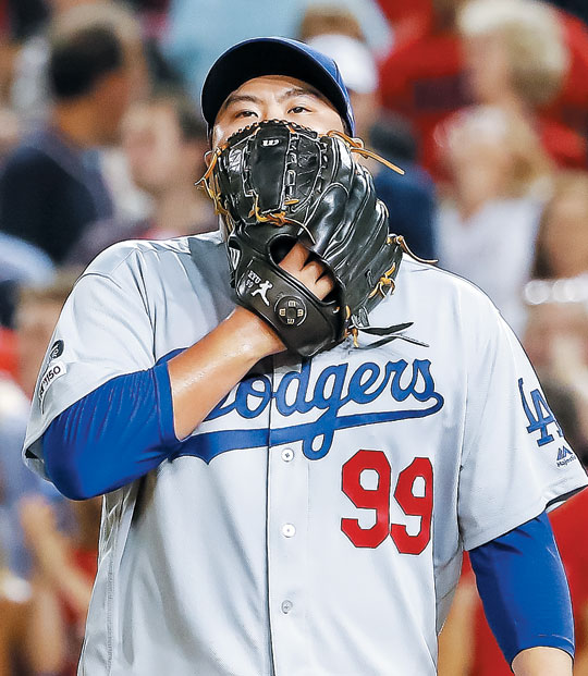 27일 워싱턴 내셔널스전에서 7회 동점을 허용한 뒤 아쉬워하는 류현진. /EPA 연합뉴스