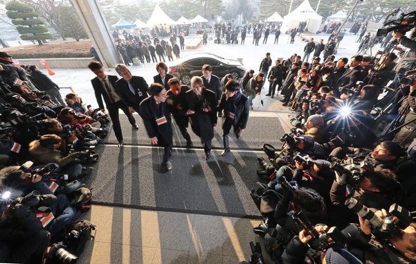 지난 1월 양승태 전 대법원장이 검찰 조사를 받기 위해 서울 서초구 서울중앙지검으로 들어서고 있는 모습. /남강호 기자