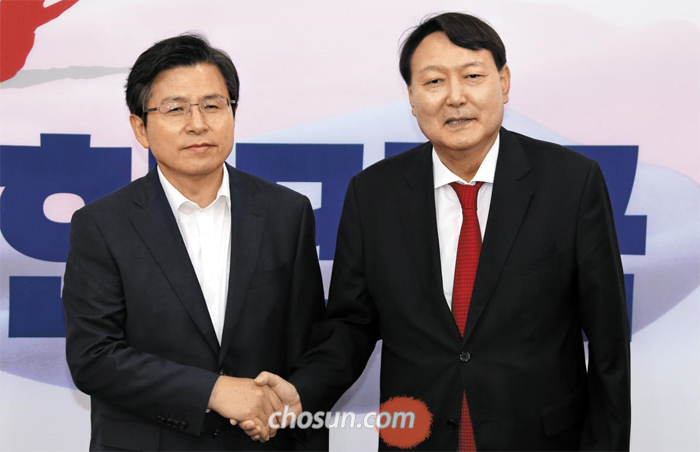 취임 인사차 8일 국회를 찾은 윤석열(오른쪽) 검찰총장이 자유한국당 황교안 대표와 악수하고 있다. /이덕훈 기자