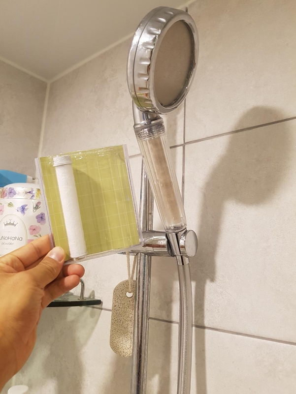 포항 오천읍 아파트 주민 이명훈씨가 변색된 필터기 옆에서 새 필터기를 들고 있다/독자 제공