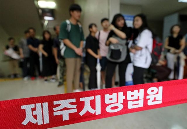 12일 오전 제주지법에서 시민들이 고유정 재판 방청권을 받기 위해 줄 서 있다. /뉴시스