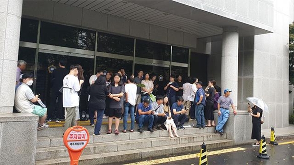 12일 오전 8시 제주지법 앞에서 시민들이 방청권 추첨을 기다리고 있다. /박소정 기자