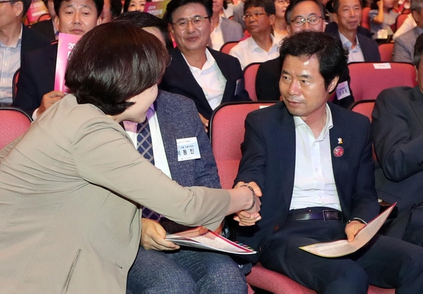 지난 7일 오후 청주시 흥덕구 한국교원대에서 열린 '2019 대한민국 교육자치 콘퍼런스'에 참석한 유은혜 부총리 겸 교육부 장관(왼쪽)과 김승환 전북교육감이 악수하고 있다./연합뉴스