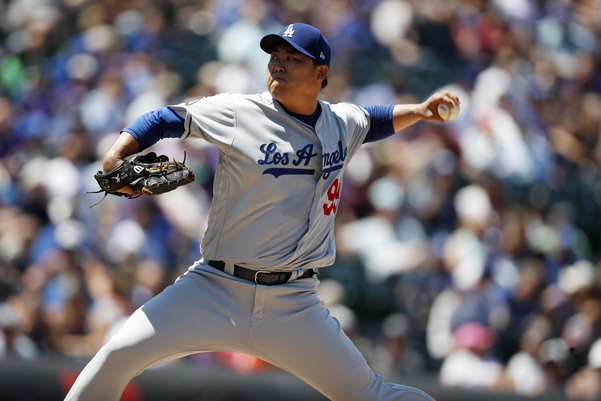 류현진이 지난달 31일(현지 시각) 미국 콜로라도주 덴버 쿠어스필드에서 열린 콜로라도 로키스와의 경기에서 3회에 힘껏 공을 던지고 있다. /연합뉴스