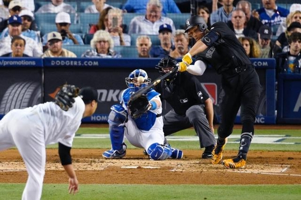 24일(한국 시각) 미국 로스엔젤레스 다저스타디움에서 열린 2019 미국 프로야구 메이저리그 경기에서 뉴욕 양키스의 애런 저지가 류현진의 공을 때려 홈런을 만들었다./연합뉴스