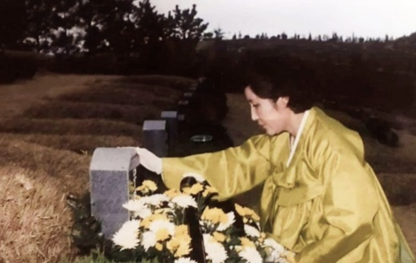 노태우 전 대통령 부인 김옥숙 여사가 노 전 대통령 취임 직후인 1988년 2월 25일 광주 북구 망월동 구묘역을 찾아 참배하고 있는 모습. /신재형 페이스북