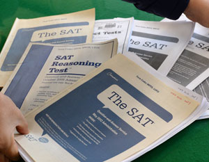 미국의 수능 시험인 SAT 문제를 한국 강사들이 유출했다가 경찰에 적발된 모습. / 조선일보DB