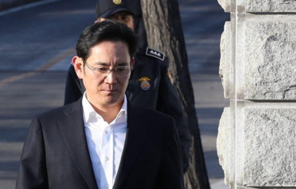 지난해 2월 5일 항소심에서 집행유예를 선고받은 이재용 삼성전자 부회장이 서울구치소에서 걸어나오고 있다. /뉴시스