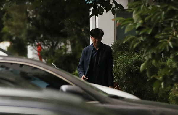 조국 법무장관 후보자가 3일 오후 서울 서초구 방배동 자택에서 나와 외출하고 있다./연합뉴스