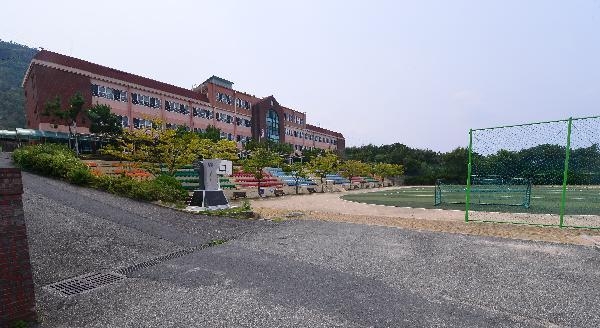 조국 법무장관 후보자 가족이 운영중인 경남 창원시 진해구 웅동중학교. /조선DB