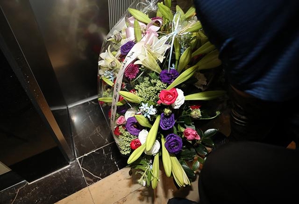 지난달 28일 조국 법무부 장관 후보자의 인사청문회 준비 사무실이 마련된 서울 종로구의 한 건물로 조 후보자에 대한 지지의 뜻을 담은 꽃바구니가 배달되고 있다. /연합뉴스