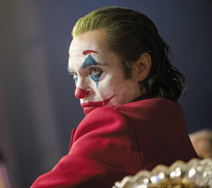 황금사자상을 받은 ‘조커’의 한 장면. ‘배트맨’ 시리즈의 악당으로 등장하는 조커가 어떻게 일그러진 존재가 됐는지를 따라간다. 조커로 분한 호아킨 피닉스의 광기 번득이는 연기가 압권. /Nico Tavernise