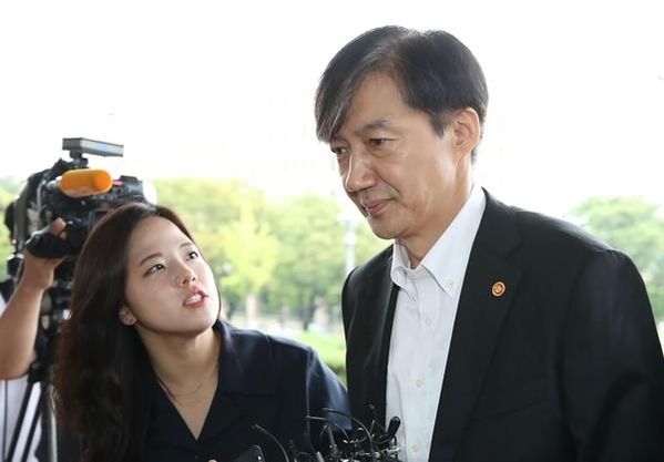 조국 법무부 장관이 10일 오후 정부과천청사 법무부로 출근하며 취재진의 질문을 듣고 있다. /연합뉴스