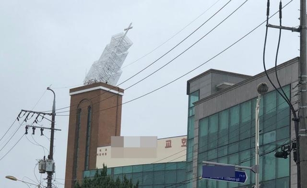 지난 7일 오전 태풍 '링링'의 북상으로 충남 홍성군 광천읍의 한 교회 종탑이 기울어졌다. /연합뉴스