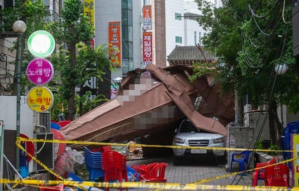 태풍 링링의 강한 바람으로 지난 7일 서울 도봉구 창동의 한 교회 첨탑이 주차된 차량 위에 떨어져 있다. /조인원 기자