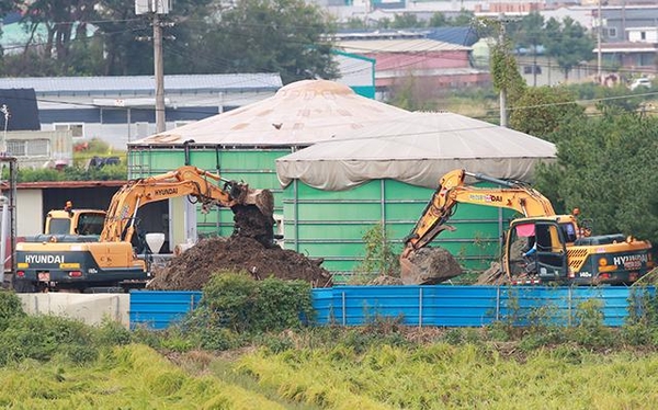 17일 돼지 전염병인 아프리카돼지열병이 발생한 경기 파주시의 한 양돈농장에서 포클레인으로 살처분 준비 작업을 하고 있다. /연합뉴스