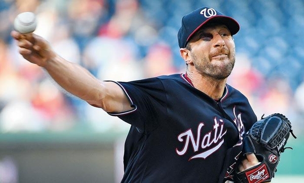 지난 6월 눈에 멍이 든 채로 투구하는 맥스 셔저. /USA투데이=연합