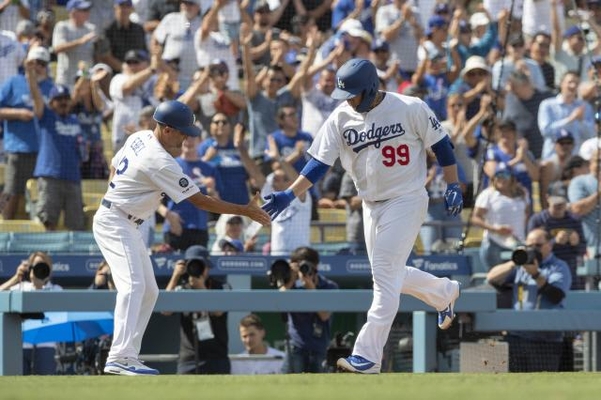 홈런을 친 류현진. /AP연합