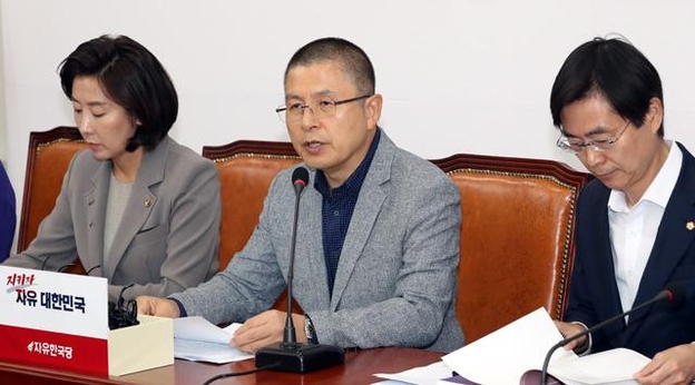 황교안(가운데) 한국당 대표가 23일 최고위원회의를 갖고 있다. /뉴시스