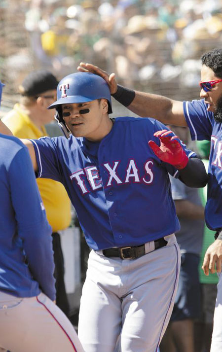 녹슬지 않는 '추추 트레인' - 추신수가 23일(한국 시각) 오클랜드 애슬레틱스전에서 4회 안타와 도루로 2루에 진루한 다음 후속 안타로 홈을 밟은 뒤 동료의 축하를 받고 있다. /AP 연합뉴스