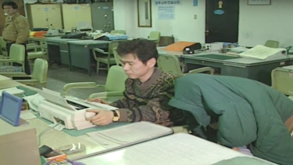 1994년 충북 청주 처제 살인 사건의 범인으로 이춘재가 구속되기 전 경찰서에 붙잡혀 있는 모습. /KBS 캡처