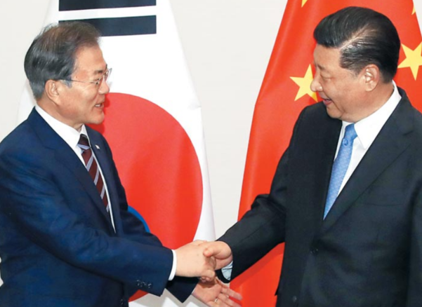 문재인(왼쪽) 대통령과 시진핑 중국 국가주석이 일본 오사카 G20 정상회의 개막 전날인 27일 오사카 웨스틴 호텔에서 만나 악수하고 있다./뉴시스