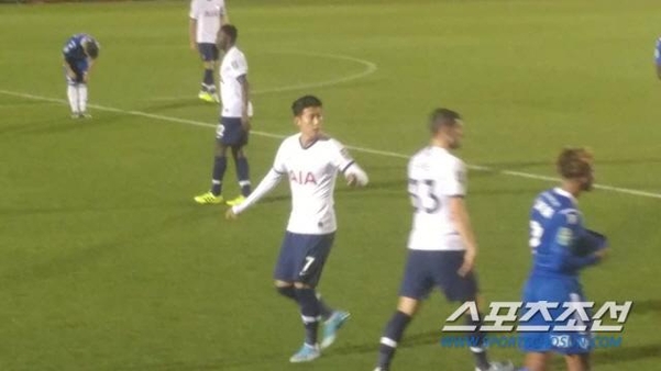 콜체스터 유나이티드와 경기에서 뛰는 손흥민. /스포츠조선