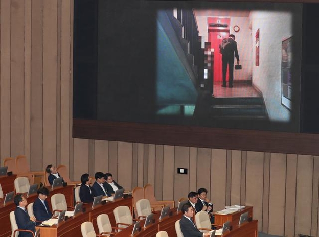 지난 26일 오후 서울 여의도 국회 정치 분야 대정부질문에서 더불어민주당 김철민 의원이 조국 법무부 장관이 생일 케이크를 든 사진을 전광판을 통해 보여주고 있다. /뉴시스