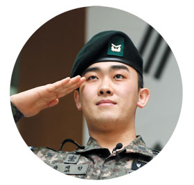 2015년 말 서울 중앙보훈병원에서 퇴원하는 하재헌 중사. /박상훈 기자