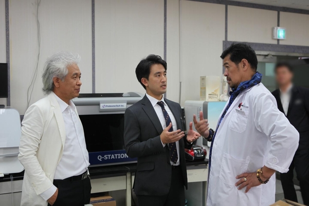 지난 9일 필리핀에서 수입할 마약 검출기 등을 보기 위해 생산회사에 방문한 마틴 디노(오른쪽) 필리핀 내무부 차관이 신진메딕스 관계자들과 대화하고 있는 모습. /신진메딕스 제공