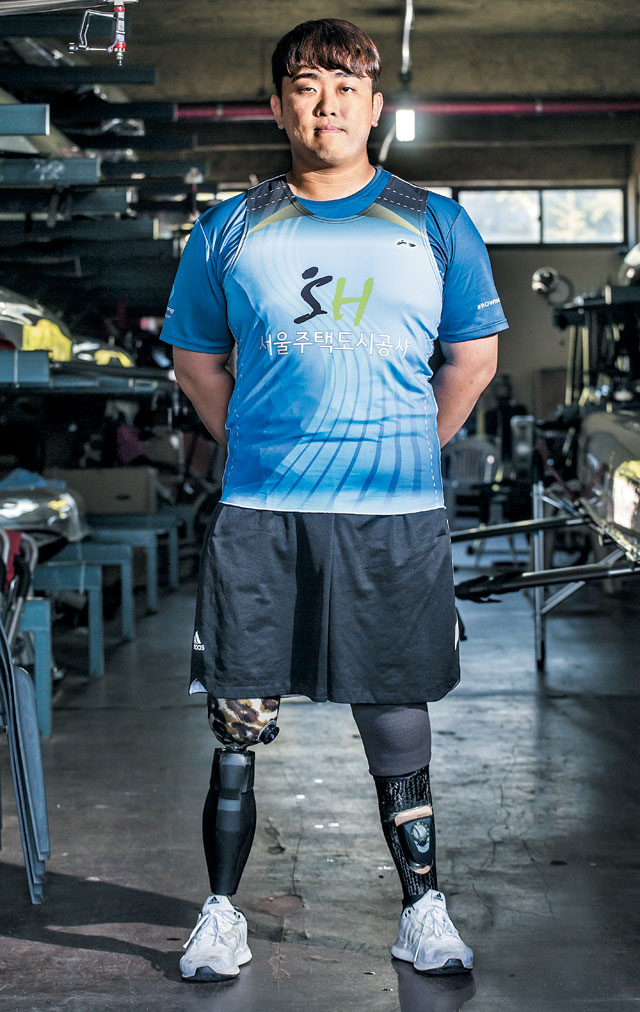 하재헌 선수(SH공사 장애인 조정팀)가 의족을 착용하고 서 있다. 키는 목함지뢰 사고 전과 같다. 그는 “배를 타면서 내게 잠재된 승부욕을 알게 됐다”며 “금메달 수확의 쾌감보다는 은메달 딸 때 분노가 훨씬 더 크다”고 했다. /김종연 영상미디어 기자