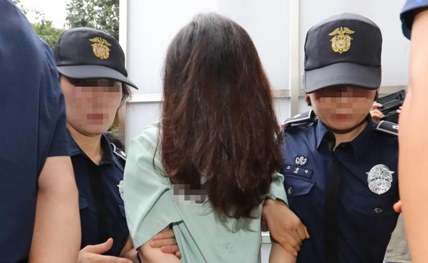 전 남편 살해 혐의로 구속기소된 고유정이 지난 2일 오후 두 번째 재판을 받기 위해 제주지법으로 이송되고 있다. /연합뉴스