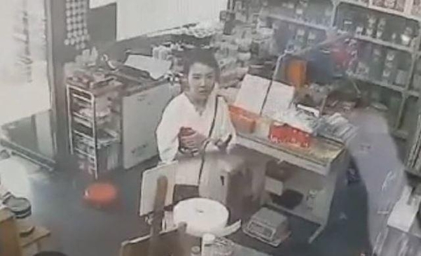 제주 동부경찰서는 지난 5월 25일 제주시의 한 펜션에서 전 남편을 살해한 고유정(36)이 인천시의 한 마트에서 방진복 등을 구매하는 장면이 담긴 폐쇄회로(CC)TV 영상을 공개했다. /뉴시스