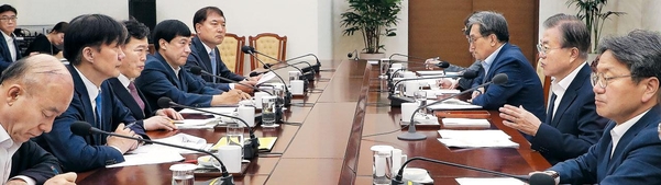 지난달 30일 오전 청와대 여민관에서 문재인(오른쪽 가운데) 대통령이 조국(왼쪽에서 둘째) 법무장관으로부터 업무 보고를 받고 있다. /청와대 제공